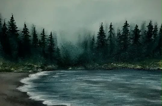 Floresta escura e margem de um lago sob névoa