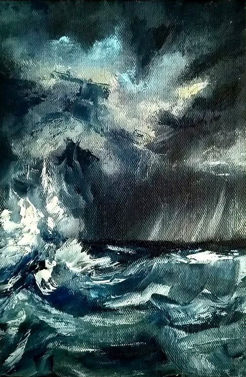 Ondas agitadas sob nuvens de tempestade