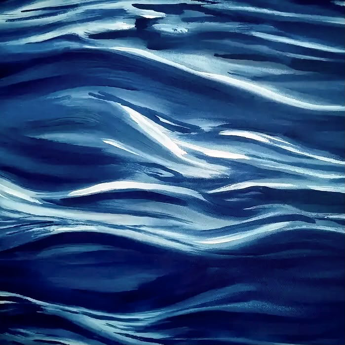 Ondulações e reflexos em água azul